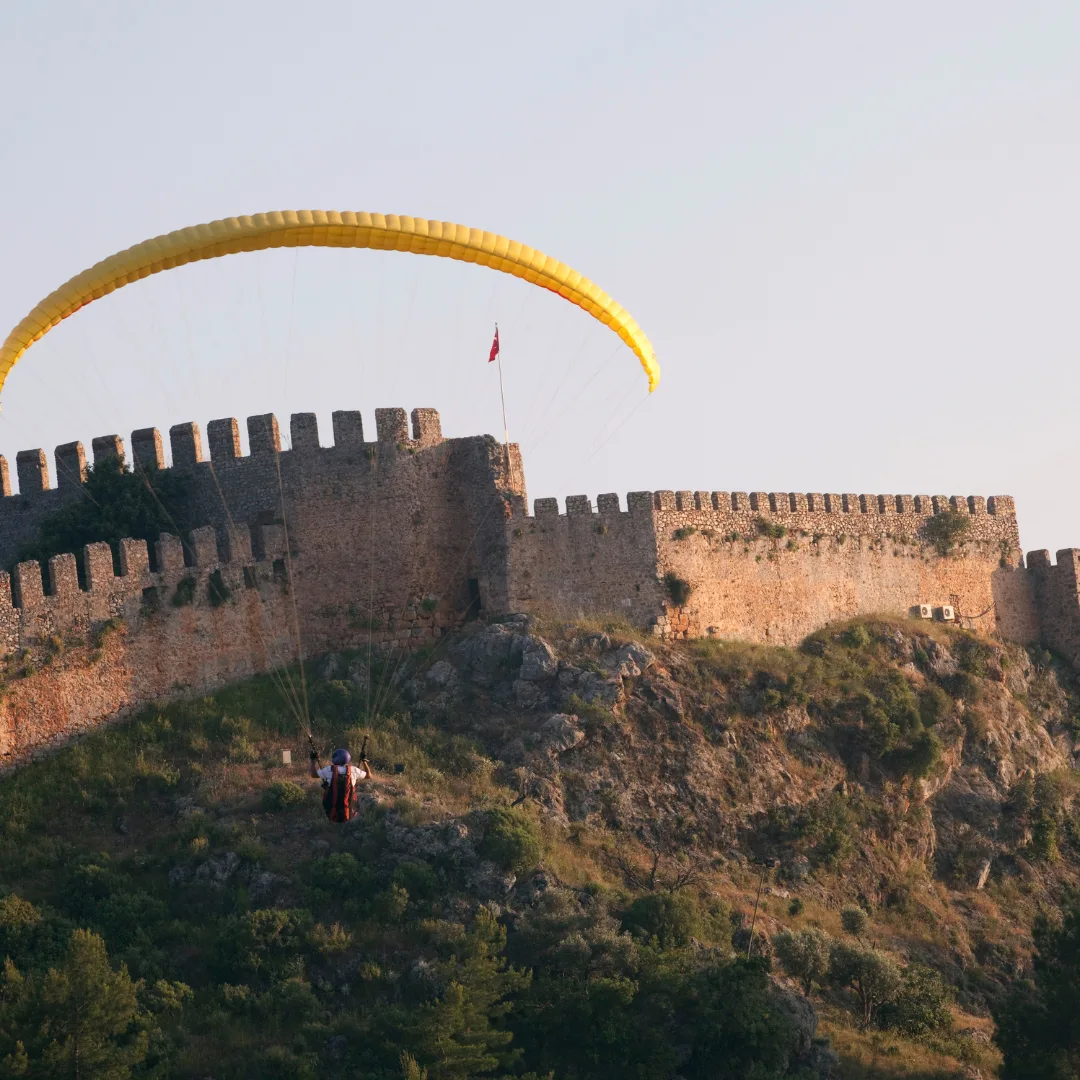 Alanya Yamaç Paraşütü – Kleopatra Plajı ve Akdeniz Üzerinde Süzülün